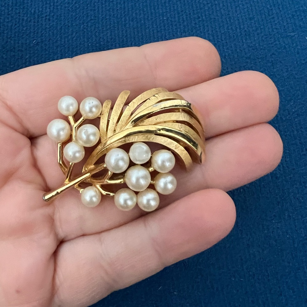 Vintage Iconic CROWN TRIFARI Brushed Gold Tone Leaf Faux Pearl Brooch/Pin - Picture 3 of 5